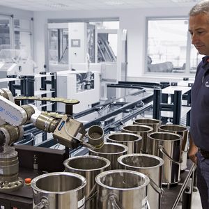 Bild 1: Im Betriebslabor arbeiten Serviceroboter und Mensch barrierefrei zusammen, wie Jörg Anders, stellvertretender Leiter Betriebslabor und Qualitätssicherung bei der Holcim (Deutschland) AG, zeigt. Die Gesamtinvestition für das neue Automatiklabor lag bei 3 Mio. Euro.
