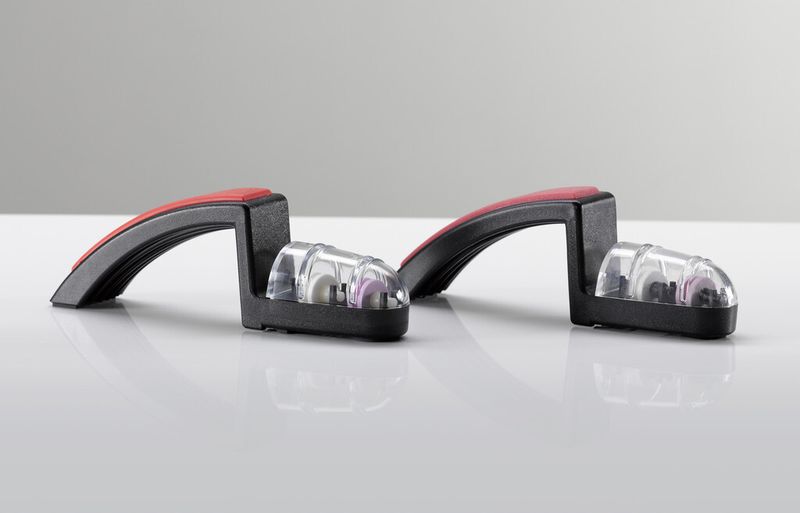 Der Keramik-Messerschärfer gehört ebenfalls zu den fünf gleichrangigen Auszeichungen. Links das Original der Master Cutlery Corporation, Funabashi, Japan; rechts das Plagiat des Herstellers Zhejiang Dasheng Mould Plastic Co., Ltd., Zhejiang, VR China, vertrieben durch einen schwedischen Händler, der sich vor der Jurysitzung mit Master Cutlery geeinigt hat und die Plagiate vom Markt genommen hat. (Bild: Aktion Plagiarius e.V.)