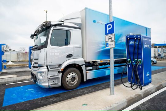 Flottenmanagerinnen und Flottenmanager glauben laut Aral Fleet Solutions an einen Durchbruch der Elektromobilität im gewerblichen Sektor. Flottenmanagerinnen und Flottenmanager glauben laut Aral Fleet Solutions an einen Durchbruch der Elektromobilität im gewerblichen Sektor.