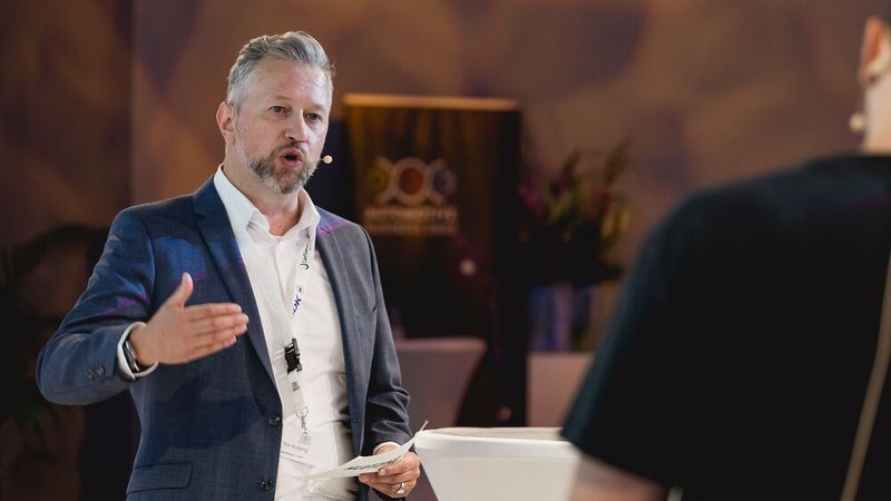 Tim Klötzing von Mehrkanal erläuterte, wie man mit intelligentem Marketing als Autohaus erfolgreich sein kann. (Bild: Foto: Stefan Bausewein)