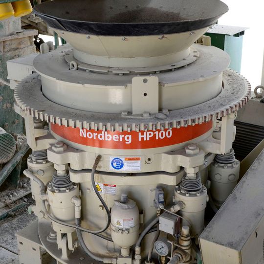 Der Metso Kegelbrecher vom Typ Nordberg HP100 hat in der stationären Aufbereitungsanlage der Kaiser Baustoffwerke in Deutschland viel bewirkt – mehr als 30 % elektrische Energie werden eingespart.(Bild:  Metso)