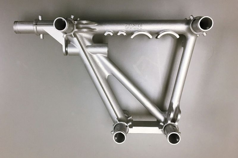 Das Fahrzeugchassis besteht aus gedruckten Aluminiumbauteilen und Rohren aus Kohlenstofffasern. (Bild: Divergent Microfactories)