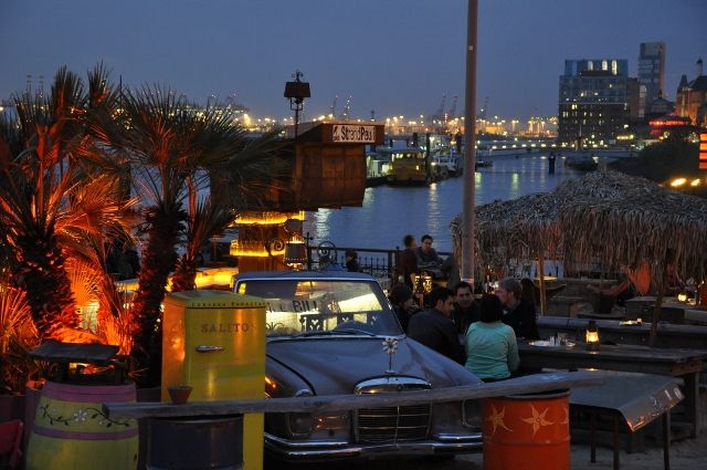 Bis zur späten Stunde wurde im Beachclub aktiv Networking betrieben. (Pilot)