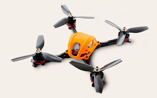 Eine optional zusätzlich mit Fasern verstärkte Diamant-Vergussmasse verleiht additiv gefertigten Objekten, wie dieser 3D-Druck-Drohne, eine höhere Zug- und Biegefestigkeit.(Bild:  Diamant Polymer)