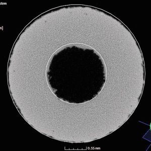 Schnittansicht (axial) der nicht-hirtisierten Düse mit CAD-Vergleich. Die CAD-Daten sind als weiße Linie dargestellt.(Bild:  Visiconsult)