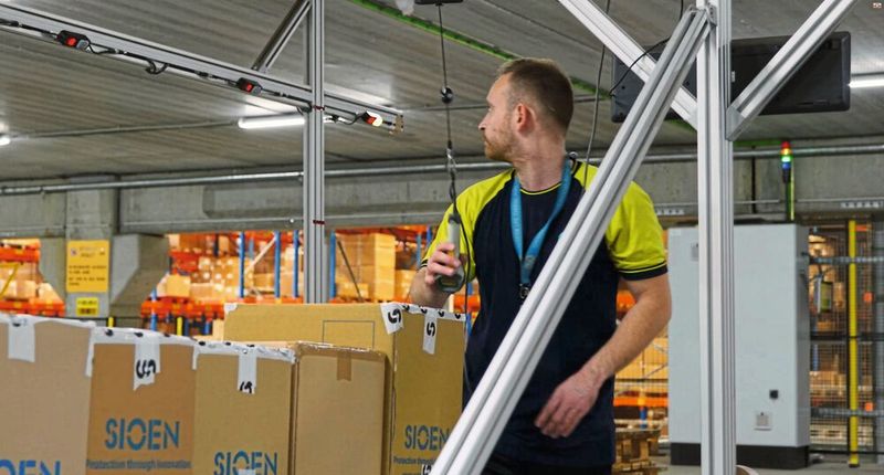 Nach dem Scannen signalisiert das WMS über das Pick-to-Light-System, auf welcher Palette der Karton abgelegt werden muss. (Bild: Turck)