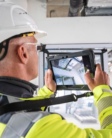 (Sebastian Garbotz dokumentiert den entdeckten Mangel mit 123quality. Bild: Timo Lutz Werbefotografie, Vechta)