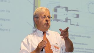 Ein Mann der Praxis: Gemeinsam mit den Referenten, aber auch unter aktiver Beteiligung der Teilnehmer selbst, versucht Pumpenexperte Hennecke Fragen aus dem Teilnehmerkreis zu beantworten. In den vergangenen Jahren wurde auf diese Weise nahezu immer eine befriedigende Lösung gefunden. (Bild: PROCESS)