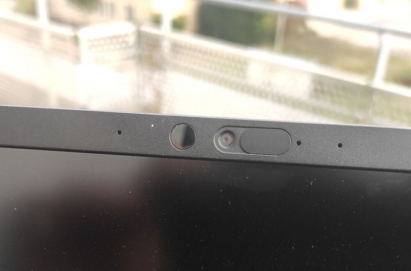 Die Kamera kann durch einen kleinen Schieber abgedeckt werden. Links daneben die IR-LED für die biometrische Gesichtserkennung. (Bild: Vogel IT-Medien)