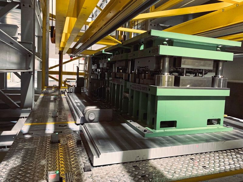 Hier liegt ein 20-t-Werkzeug auf dem Regalbediengerät. (Bild: ODO Engineering)