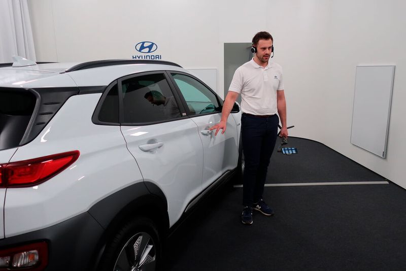 Insgesamt gibt es drei feste Kameras (Front, Heck und Beifahrerseite). Alles weitere erfasst der Berater mithilfe einer Handheld-Kamera, die in einem Smartphone integriert ist. (Bild: Viktoria Hahn / »kfz-betrieb«)