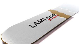Bei der Verwendung als Obergurt von Boards oder Ski ersetzt der neue Werkstoff „LAMIsport X-Treme“ als lediglich einlagige Oberfläche gleich mehrere Schichten der bisherigen konventionellen Herstellung. (Bild: Lamilux)