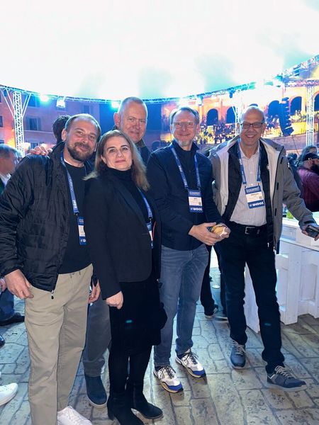 Endlich eine Putenwurst ergattert haben (v. l.) Oliver Jasorka (TANlock), Monika Pucher (4Business), Jens Tamm (Comstor), Jens Lietzmann (BCIX) und Matthias Faller (TANlock). (Bild: Vogel IT-Medien GmbH)