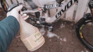 Im Vergleichstest der KÜS konnte sich der Bio-Fahrradreiniger F100 von Dr. Wack klar als Testsieger durchsetzen. (Bild: KÜS)