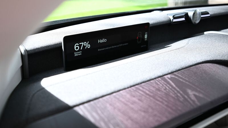 Das Fahrerinformationsdisplay ist nah an der Frontscheibe platziert.Der Fahrer muss beim Ablesen den Blick nur ganz leicht nach unten richten. (Bild: Christian Bittmann)