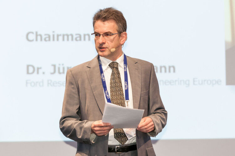 Chairman der Session war Dr. Jürgen Wesemann von Ford. (Foto: Stefan Bausewein)