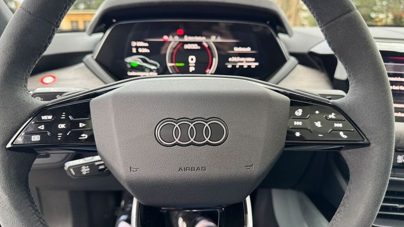 Aber: Die Touch-Lenkradflächen sind zu empfindlich und sind fummelig. Echte Tasten wären auch hier eine tolle Sache gewesen.  (Bild: Schreiner – VCG)