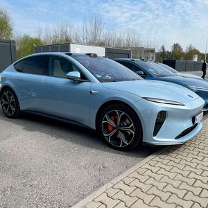 Von außen erinnert die Form an das Model 3 von Tesla, doch der Nio ET5 ist breiter, höher und mit 4,79 Metern zehn Zentimeter länger. Diese Ausmaße genießt man im Inneren in Form von Bein- und Kopffreiheit. (Bild:  Dirk Kunde)