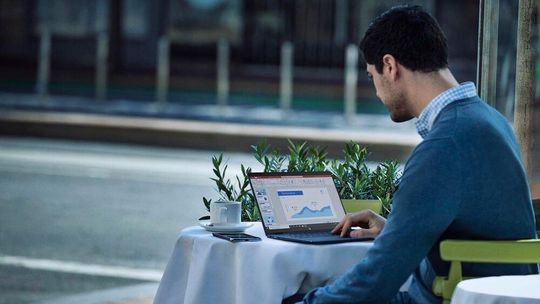 Mit hochsicheren Notebooks können Unternehmen ihre sensiblen Daten absichern und zugleich den Angestellten die Flexibilität hybrider Arbeitsmodelle bieten.(Bild:  HP Deutschland)