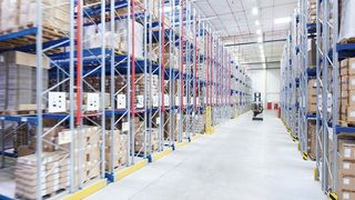 Das neue Palettenregallager bietet Platz für rund 16 000 Paletten, 1600 weitere befinden sich im Stollenlager. (Bild: Bito)