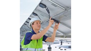 Gefahr gebannt: Mit der intelligenten Modulabschaltung Solarcheck RSD lassen sich Dachanlagen nun bei der Installation und Wartung sowie in Gefahrensituationen sicher abschalten. (Phoenix Contact)