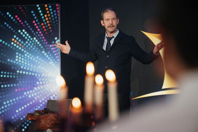 Kabarettist Timo Wopp verblüfft sein Publikum mit „Apnoe-Sprechen“ … (Bild: Manuel Emme Fotografie)