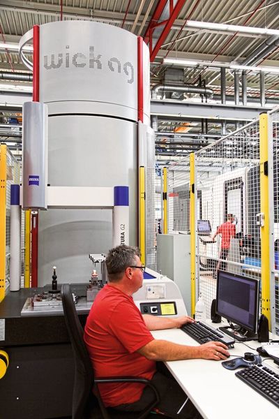 Auch die Programmierung der Fertigungszellen wird Industrie 4.0 leichter und besser, ebenso wie das Job-Management. (Fischer)