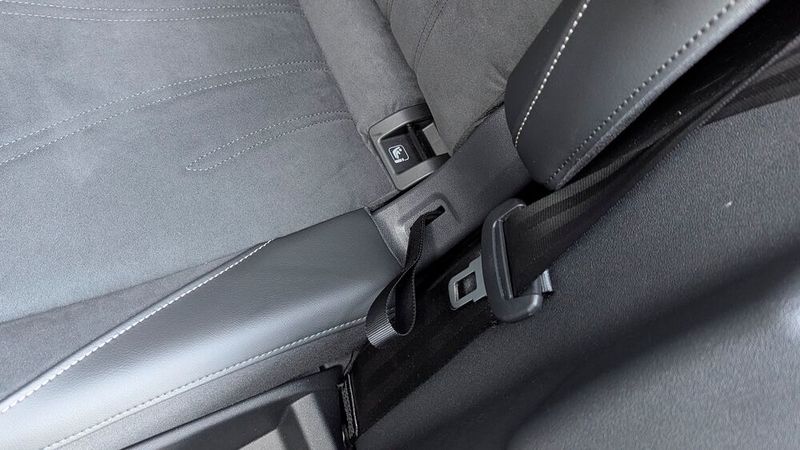 Dazu gibt es allerdings keinen soliden Hebel, sondern eine simple Riemenschlaufe – ein Gruß an Dacia? (Bild: Rosenow – VCG)