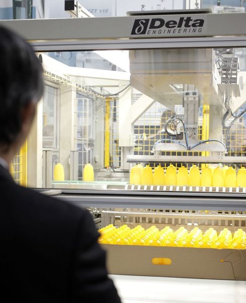 Die Fachbesucher nahmen auf der K 2010 nicht nur die Maschinen genau in Augenschein ... (Archiv: Vogel Business Media)