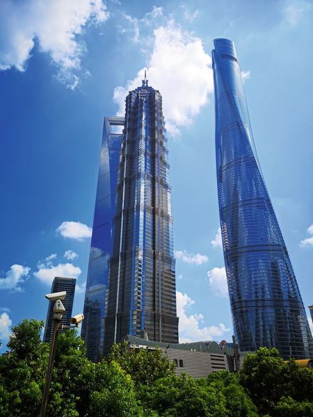 Shanghai Tower (rechts) im Stadtteil Pudong (Bernhard D. Valnion)