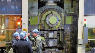 In der Walzenverstellung der Kaltwalzanlage bringen die Hydraulikzylinder (ganz oben) Walzkräfte bis zu 3.000 Tonnen auf.  (Bild: Hoven Hydraulik)