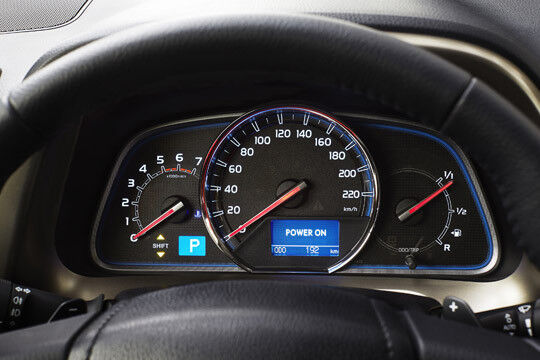 Die Instrumente sind blau hinterleuchtet. (Foto: Toyota)