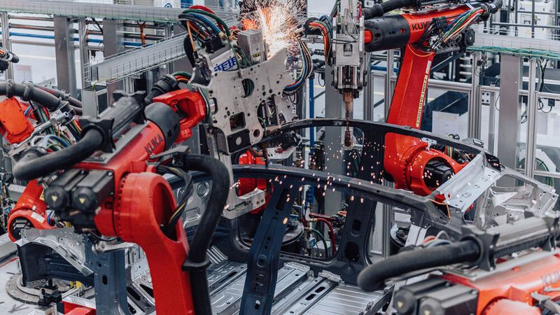 Mit den Arbeitsbedingungen hinke Tesla im innerdeutschen Vergleich hinterher, sagte IG-Metall-Bezirksleiterin Birgit Dietze anlässlich der Werkseröffnung.  (Bild: Tesla)