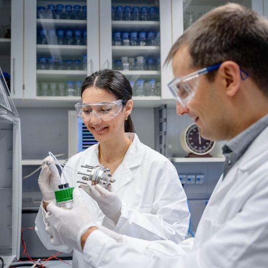 Ramineh Rad (li.) und Tito Gehring untersuchen, wie Mikroorganismen in Kläranlagen zur Energiewende beitragen können.(Bild:  RUB/ Marquard)