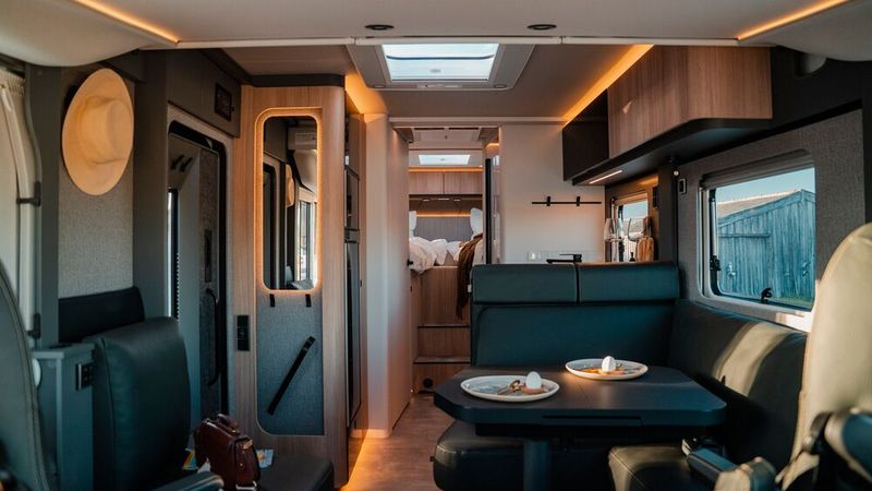 Im Innenraum stehen zwei neue Designwelten mit dunklerem und hellerem Charakter zur Wahl. (Bild: Hymer)