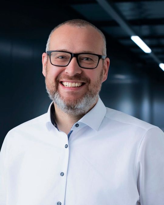 Sascha Helmkamp ist der Bereichsleiter Services bei Derz. Er sagt: „Durch präventive Prozesse, datenbasiertes Monitoring und Energie-effiziente Maßnahmen werden nicht nur Risiken reduziert, sondern auch Betriebskosten nachhaltig gesenkt.“(Bild:  Derz)