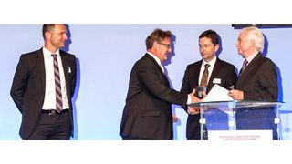 Dr. Martin Goede, Leiter Technologieplanung und -entwicklung (l.), und Dr. Hansjörg Kurz, Leiter Technologieentwicklung und Produktionsprozesse (2. v.l.), nahmen den SPE Innovation Award für Volkswagen entgegen. (Foto: Volkswagen)