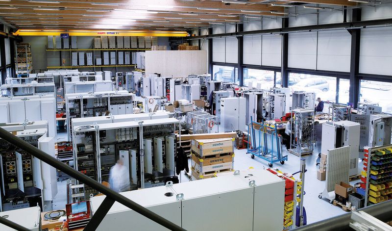 Der Schweizer Steuerungsbauer W. Althaus hat die Zeichen der Zeit erkannt: Fast die gesamte Wertschöpfungskette ist automatisiert. (W. Althaus)