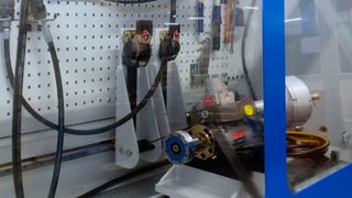 Ein eigener Prüfstand für die effiziente und praxisnahe Prüfung von Dichtungskombinationen und Kolbenstangenoberflächen stand am Anfang. (Herbert Hänchen)