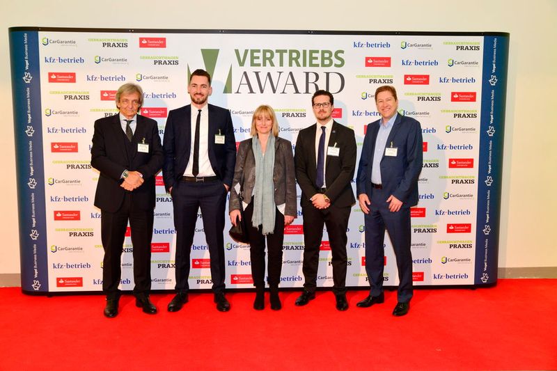 Frank Perez Senior und Frank Perez Junior, Autohaus Dirkes, Gundula Schmidt, Auto Schmidt, Stefan Gabriel, Autohaus Dirkes und Jens Schulz, Mitsubishi Motors Deutschland.   (Bild: Vogel Business Media)