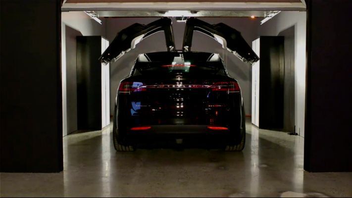 Denn das Auto ermittelt über Ultraschallsensoren den Abstand zu Hindernissen und öffnet die Falkentüren so, dass sie nirgendwo anstoßen.  (Tesla)