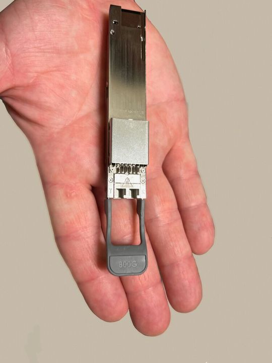 Ein 800G-Transceiver zum Einstecken: Solche Hochgeschwindigkeitsmodule bilden die physische Schnittstelle für 800-Gigabit-Ethernet.(Bild:  DE-CIX)