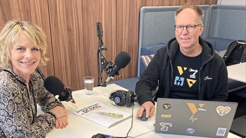 „Wer eine Fertigungsanlage plant, ohne vorher zu simulieren, entscheidet oft mit unvollständigen Informationen“, sagt Matthias Wilhelm von Visual Components im Podcast mit Ute Drescher, Chefredakteurin der konstruktionspraxis. (Bild:  Volker Siegl/VCG)