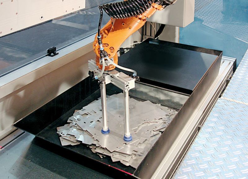 Bild 3: Der intelligente Roboter holt sich die kleinen Blechteile aus der Kiste, lage- und biegerichtig.  (Bild: RAS)