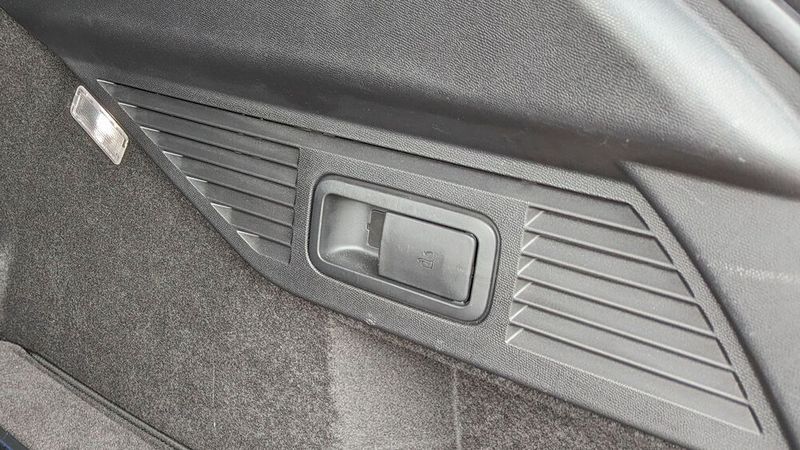 Die Sitzlehnen lassen sich vom Kofferraum aus entriegeln.  (Bild: Rosenow – VCG)