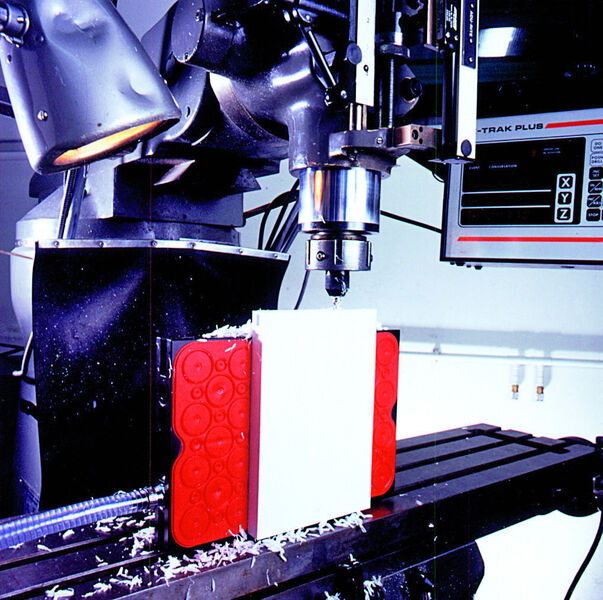 Bild 9: Vakuum-Spannsystem mit Vac-Mat-Platte im vertikalen Einsatz. Bild: Witte (Archiv: Vogel Business Media)