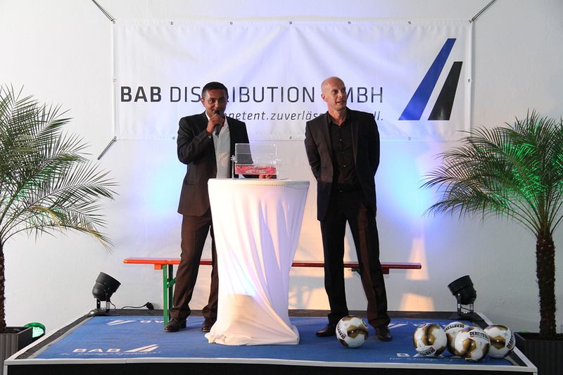 Murat Arpaci und Olaf Biemelt, BAB, zogen die Gewinner. (Bild: IT-BUSINESS)