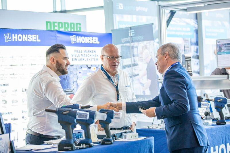 Gerade der fachliche Austausch unter den Schraubexperten untereinander ist das, was die Regionalmesse Schraubtec ausmacht. (Bild: Amelie Jehmlich/ART n Photo)