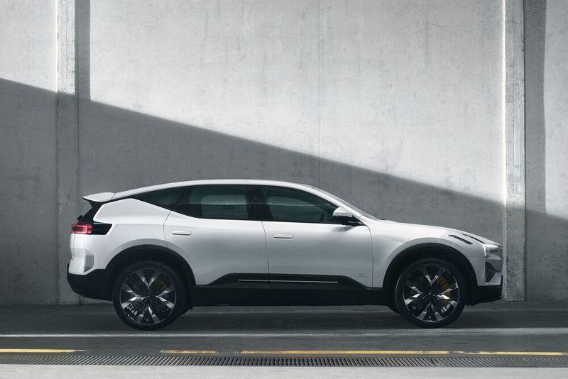 Das knapp fünf Meter lange Auto hat je einen Motor an der Vorder- und Hinterachse.  (Bild: Polestar)