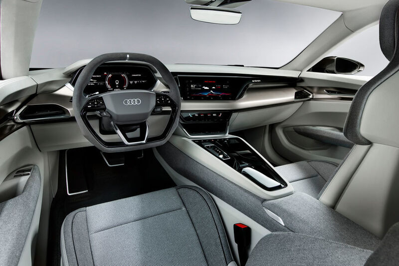 Der Innenraum wird von verglasten Oberflächen und horizontalen Linien geprägt. (Audi)